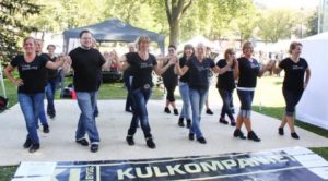 Danser i parken på Elvefestivalen